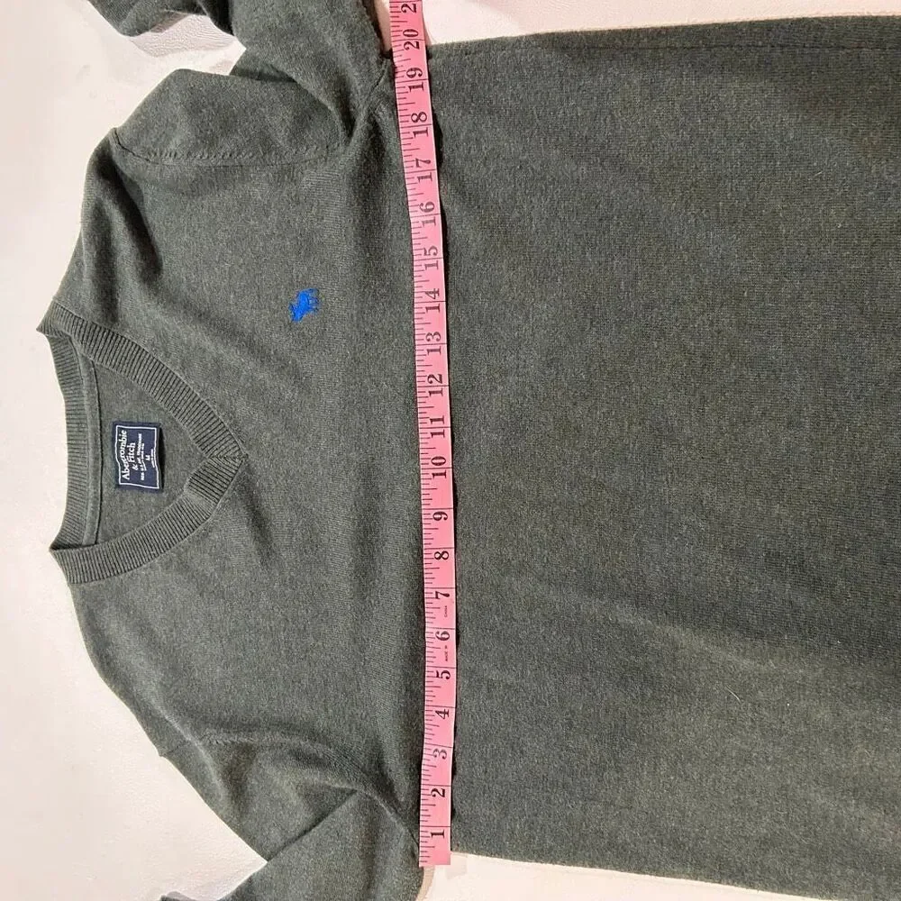 Abercrombie & Fitch Men’s Medium Gray V-Neck Sweater